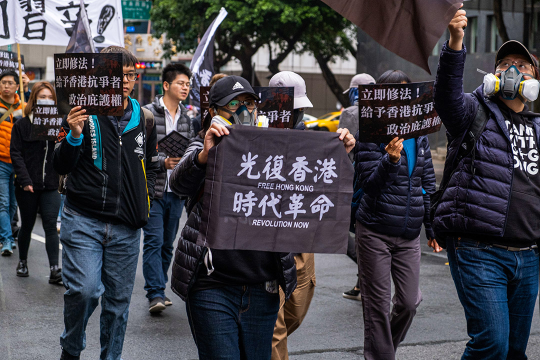 2020年1月19日台北,一名婦女舉著標語牌,支持香港示威者,並希望台灣政府給予香港抗爭者政治庇護。