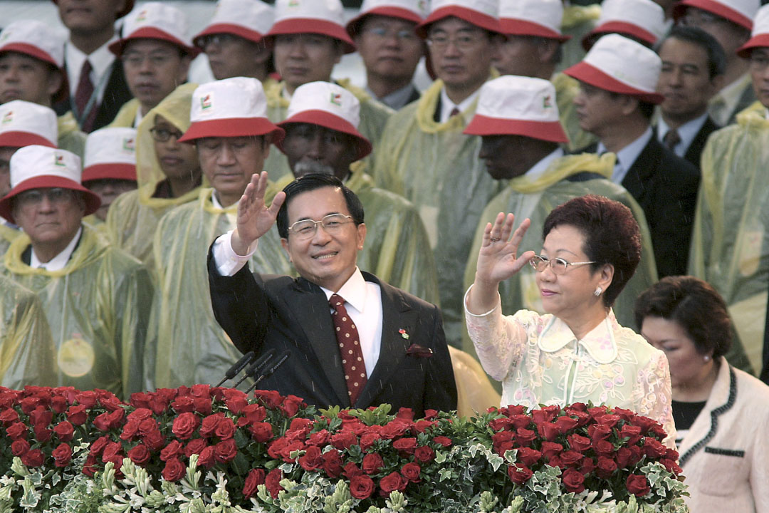 2004年5月20日台灣,總統陳水扁(左)和副總統呂秀蓮(右)在台北的總統府舉行就職典禮。