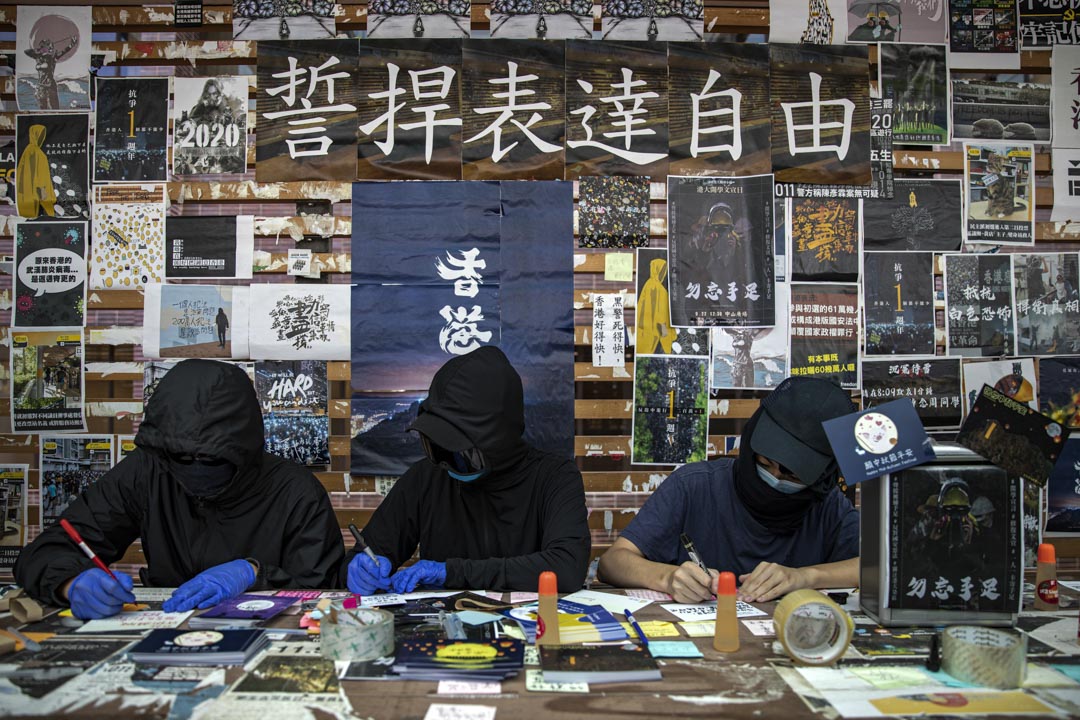 2020年9月22日,香港大學內有學生在收集心意咭,希望於中秋節寄往深圳鹽田區看守所,聲援於內地在囚的12位香港人。