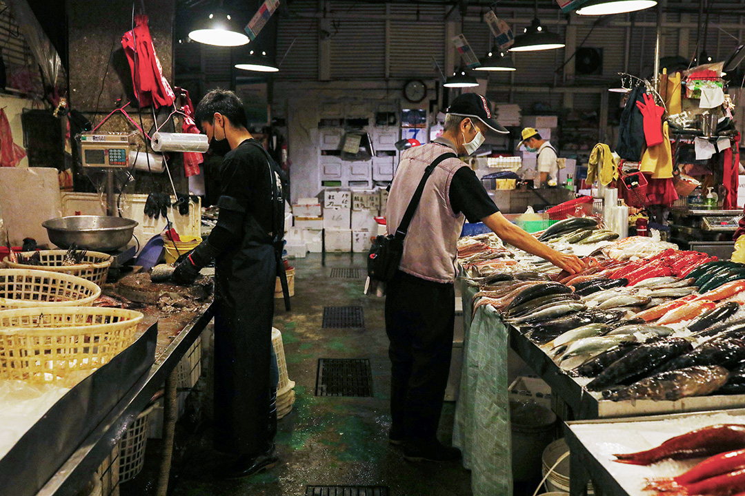 2020年5月7日,台北的魚市場上顧客在買魚。
