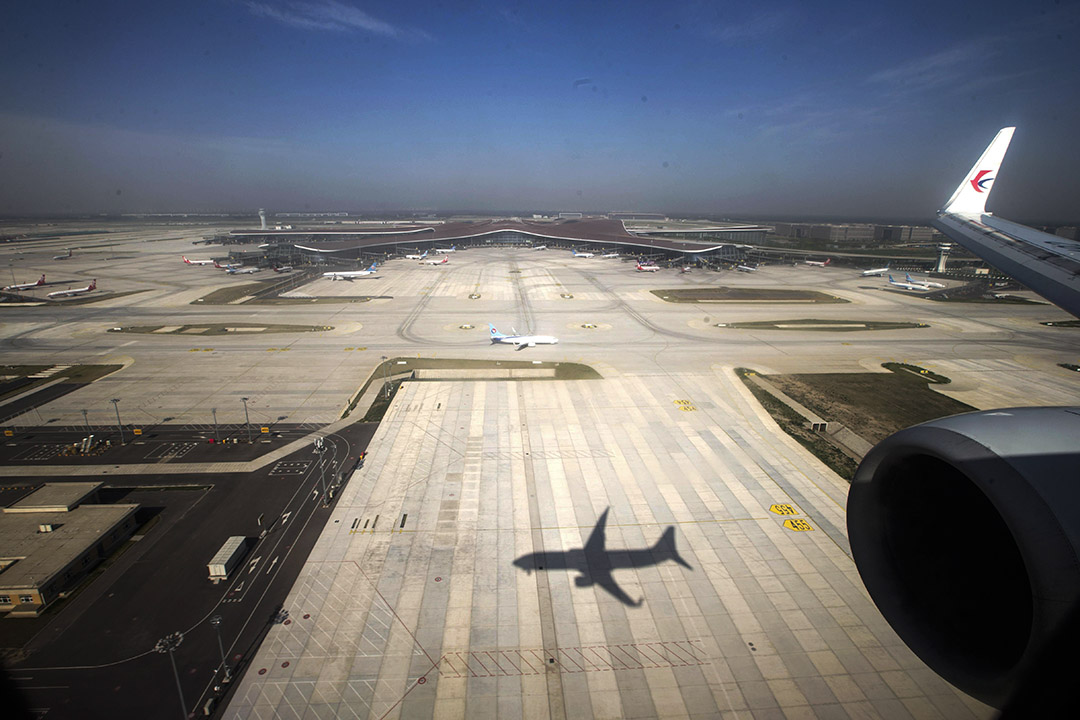 2020年6月1日北京，中國東方航空飛機在北京大興國際機場上。