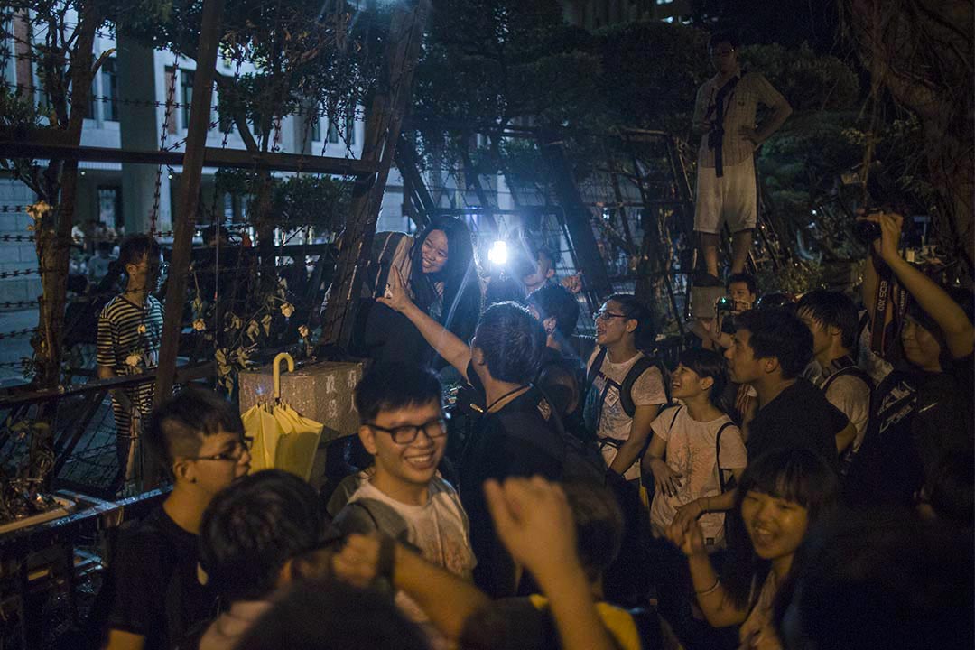 2015年8月6日，學生佔領教育部第8天，學生代表宣佈因天氣影嚮，決定退場，學生清理好物品後揚言「從那裏來，就從那裏走」，眾學生隨後翻越拒馬離開教育部。 