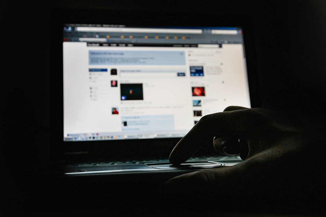 Facebook在电脑屏幕上显示。