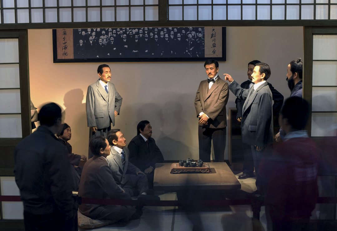 2011年10月26日中國湖北省武漢市,武昌起義100週年期間,遊客在博物館觀看中國同盟會的蠟像,孫中山於1905年8月在東京成立了中國同盟會。