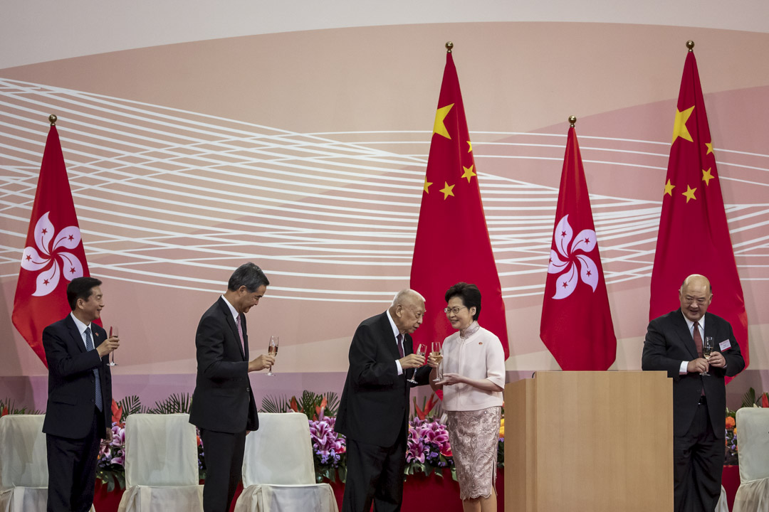 2020年7月1日,庆祝香港回归23周年的酒会上,林郑月娥与其他嘉宾敬酒。 包括中联办主任骆惠宁、前特首梁振英、前特首董建华及终审法院首席法官马道立。