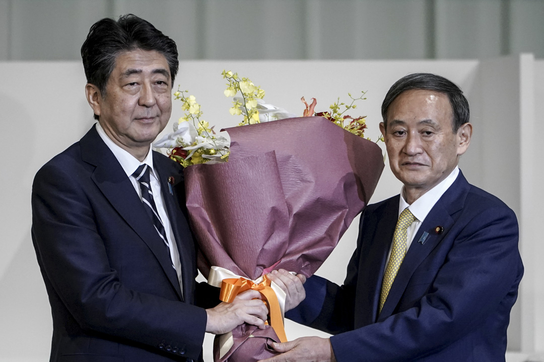 2020年9月14日日本东京,日本首相安倍晋三向日本新任首相菅义伟献花。