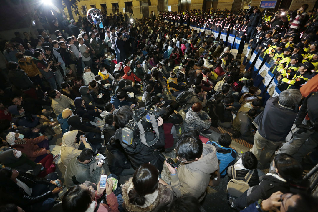 2014年3月23日台北,警察開始從行政院廣場驅散反對海峽兩岸服務貿易協議的學生。