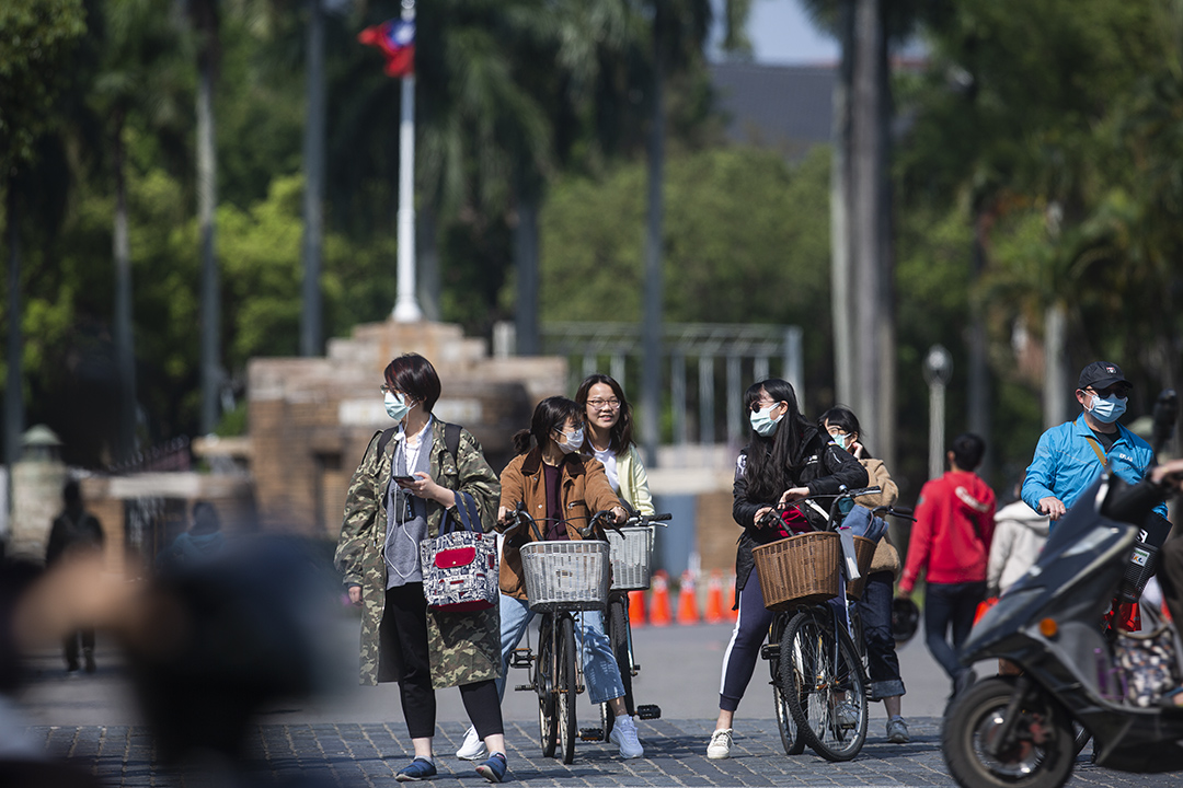 2020年4月23日台北,學生在國立臺灣大學外騎自行車。