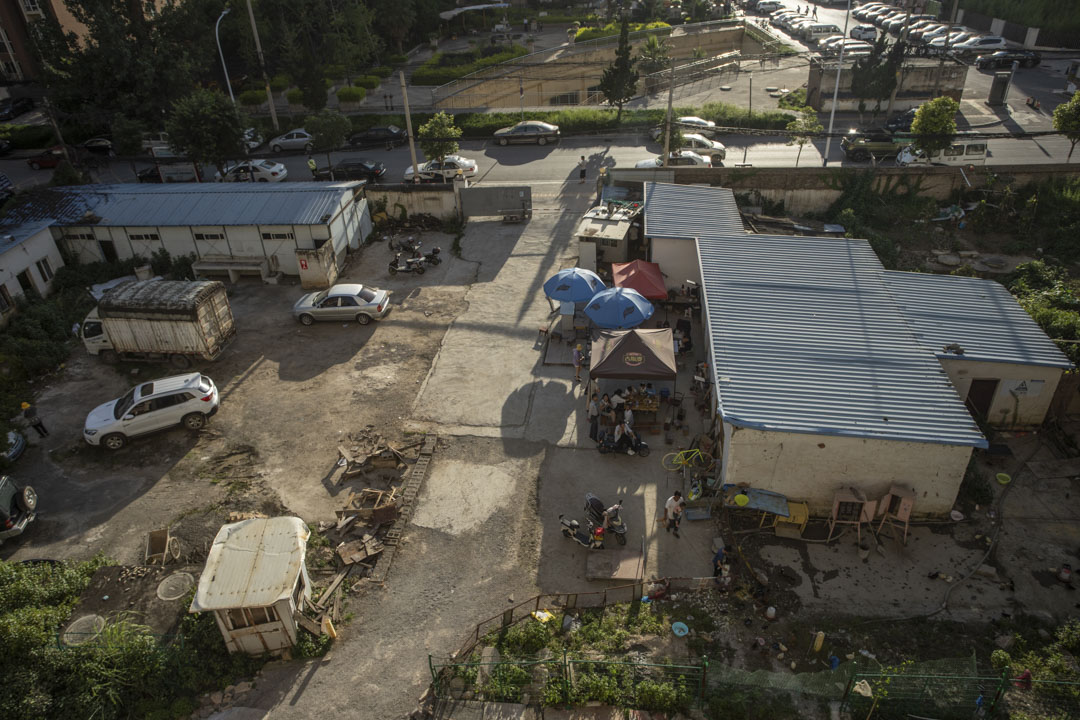业主将以前的工棚改造成公共休息的地方与集体食堂,供入住烂尾楼的业主们在此吃饭、休息。