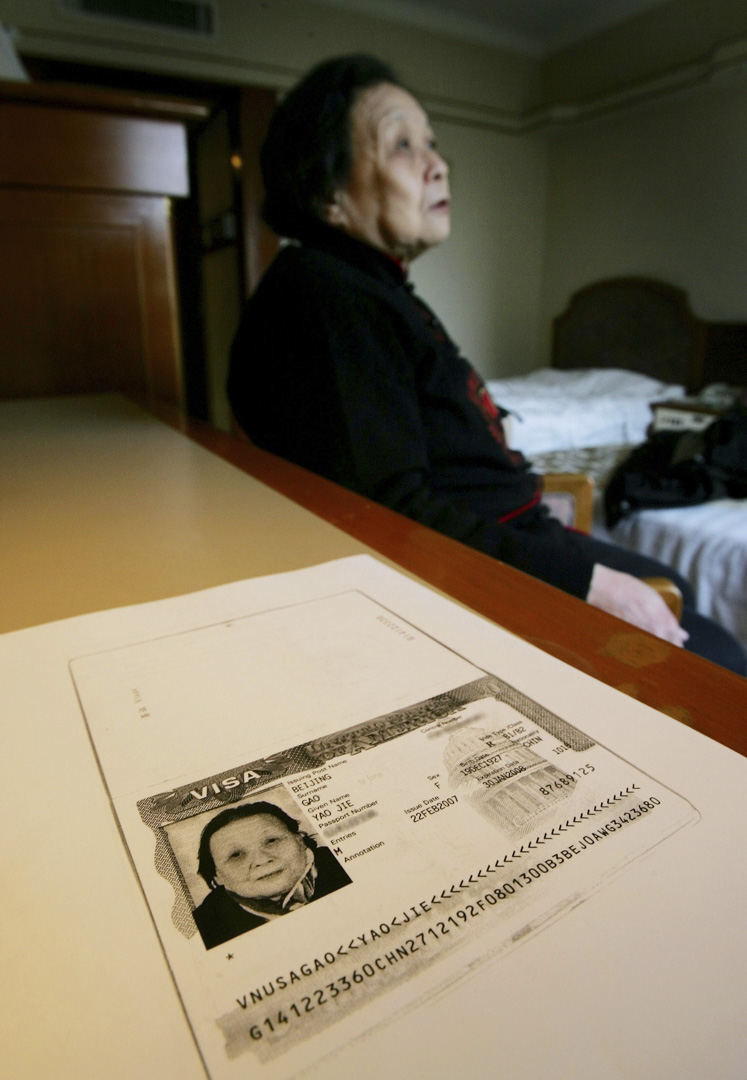 2007年2月23日,高耀潔在北京的一家旅館接受訪問,桌上擺放了美國簽證的複印件。