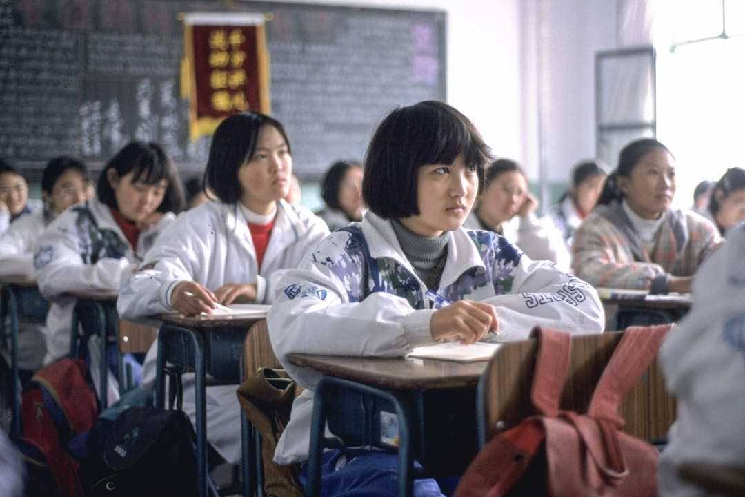 1996年,中國一所女子中學的學生上課。