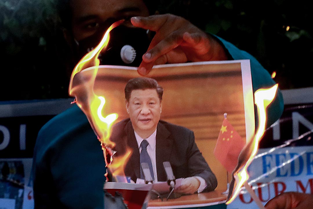 2020年6月17日印度加尔各答,一场针对中国政府的抗议活动中,示威者在焚烧中国国家主席习近平的照片。