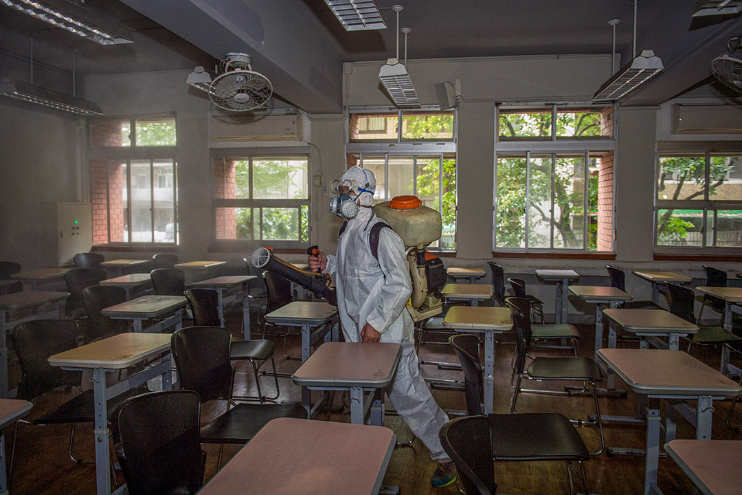 2020年4月17日，國立台灣師範大學一名身穿防護衣的工作人員噴灑消毒劑，以預防2019冠狀病毒。