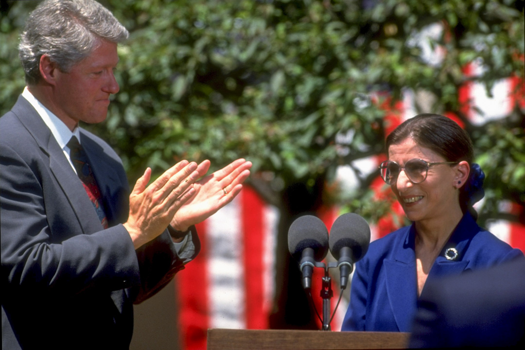 1993年6月14日,新上任美國最高法院法官的金斯堡(Ruth Bader Ginsburg)發表演說後,美國總統克林頓在旁鼓掌。
