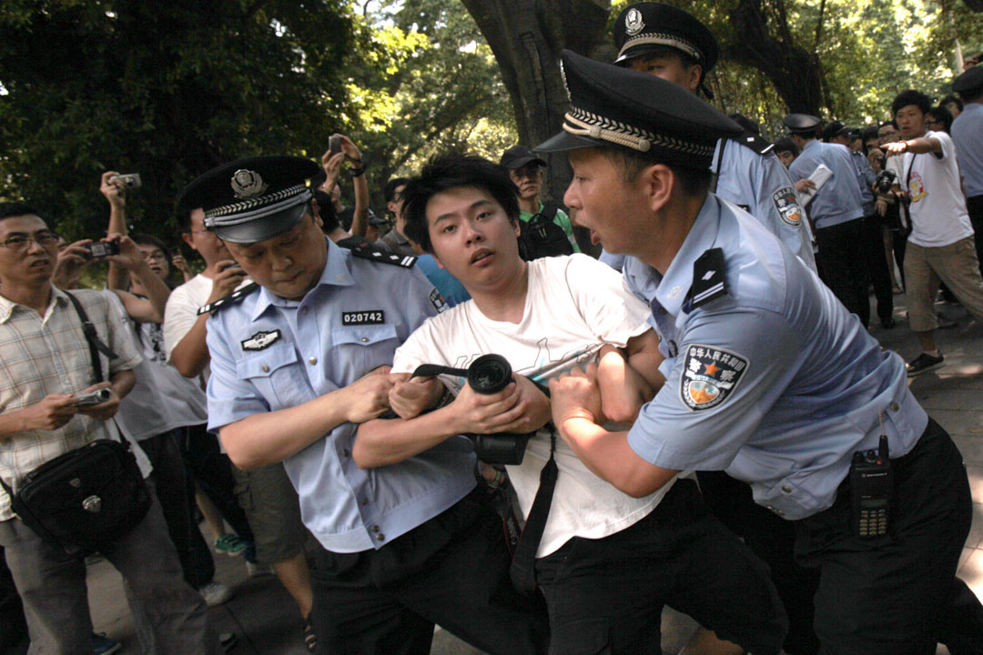 2010年8月1日中国广州,示威者举行支持广东话的集会后被警察带走。