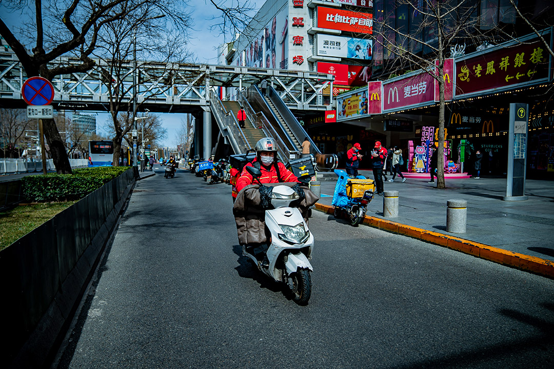 2020年3月15日中国北京,忙于送外卖的外卖骑手。