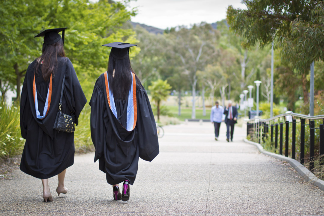 两位在澳大利亚的中国留学生于澳大利亚国立大学拍摄毕业照。