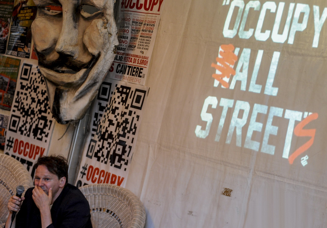 2012年6月13日在意大利米蘭,格雷伯(David Graeber)出席著作《債的歷史》(Debt: The First 5000 Years)的研討會。