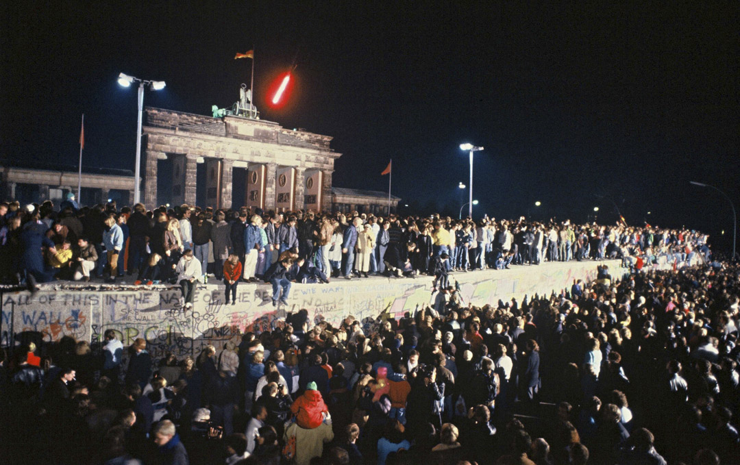 1989年11月9日,成千上萬的東德人爬上柏林牆。