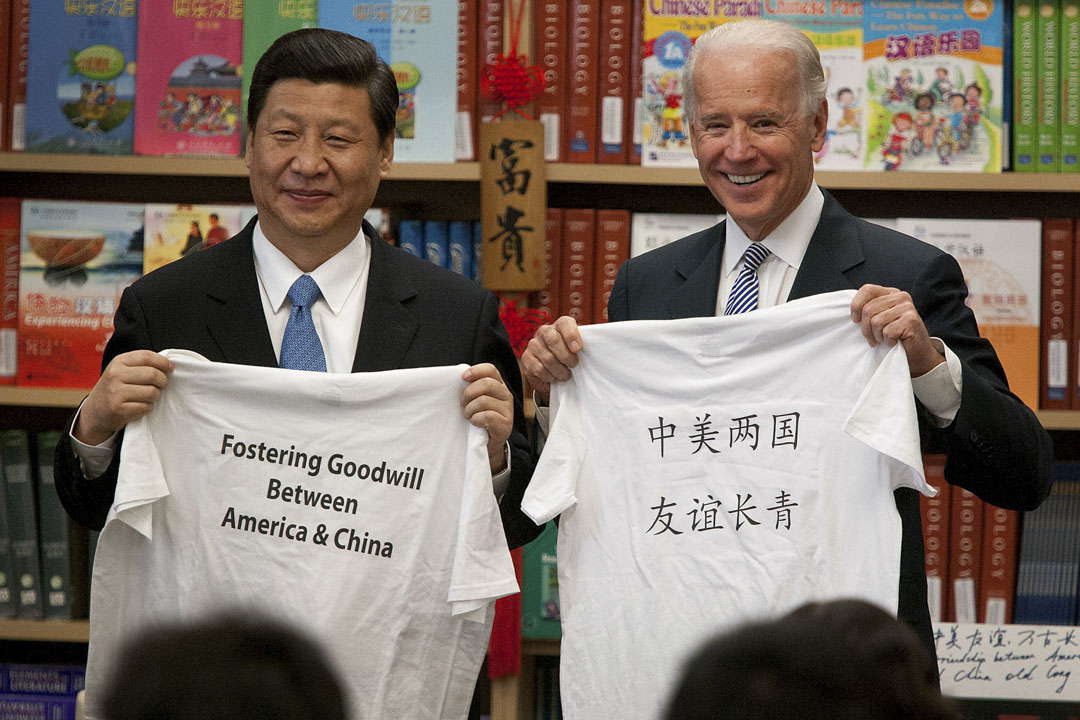 2012年2月17日,美国,时任中国副主席的习近平访美,与美国副总统拜登在加利福尼亚南门国际研究学习中心合影留念。