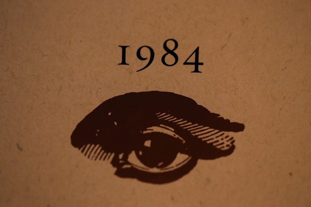 2017年1月25日洛杉矶,乔治・奥威尔的小说《1984》在书店内。
