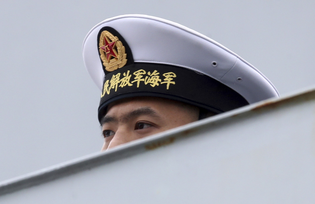 2019年7月24日俄羅斯聖彼得堡俄羅斯海軍閲兵期間,中國海軍水面部隊導彈驅逐艦上的一名海軍。