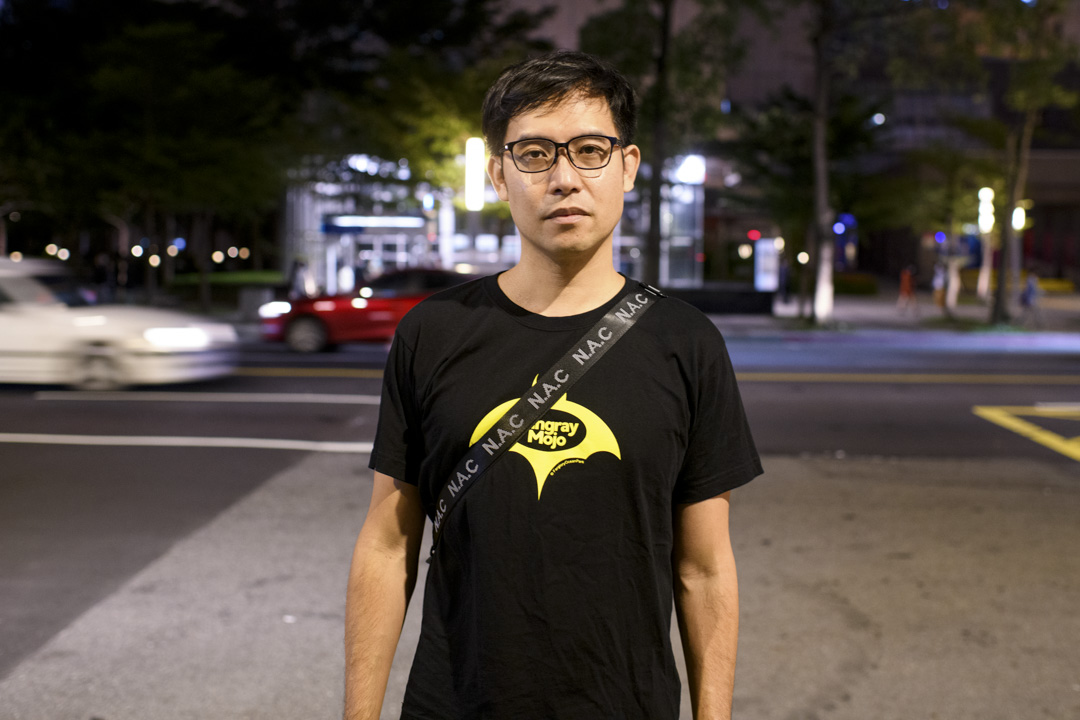 2020年10月26日，鄞義林（Roy Ngerng）在台北，參加了台灣聲援12港人的遊行。他在2015年被新加坡法院裁定誹謗李顯龍，後移居台北。