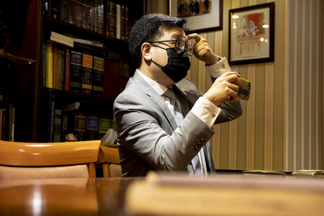 经常担任义务律师,协助被捕者的香港律师陈惠源。