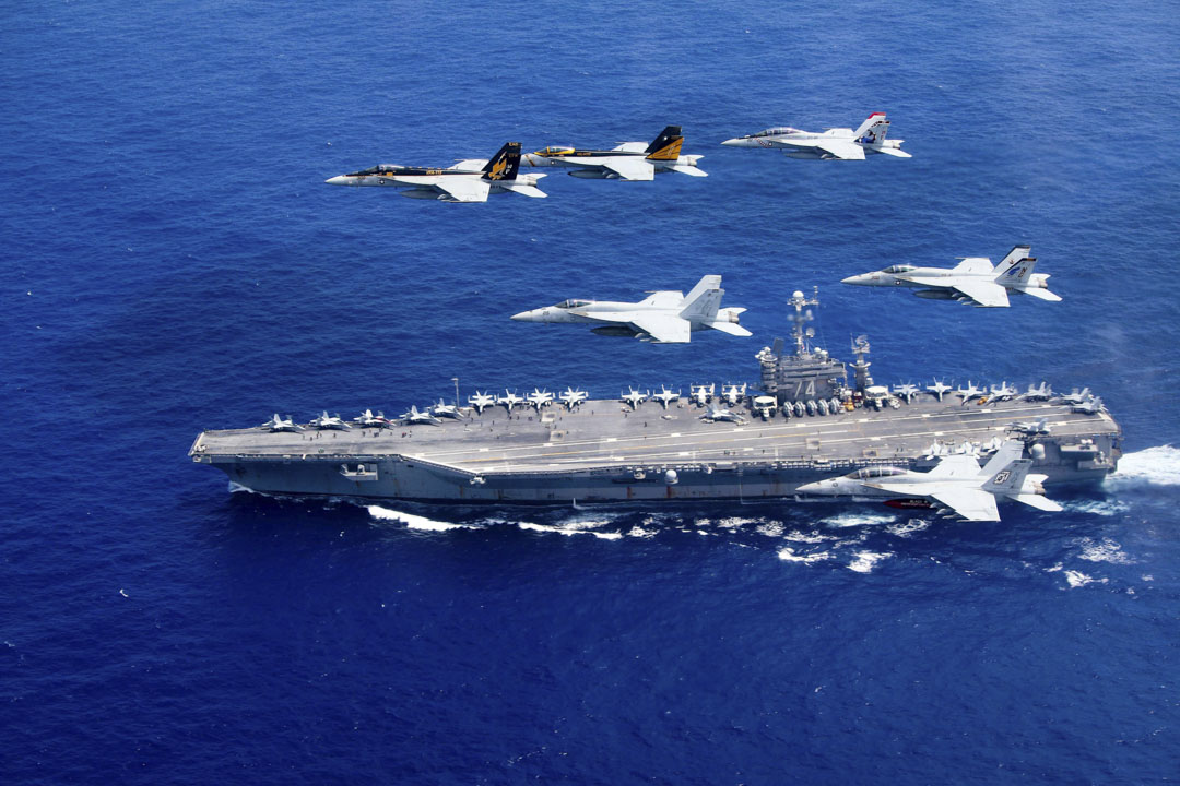2016年06月18日菲律賓海,戰鬥機飛過美國的尼米茲級航空母艦。