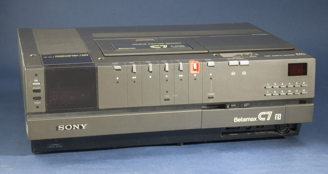 1975年,Sony在推出的Betamax家用盒式磁带录影机。