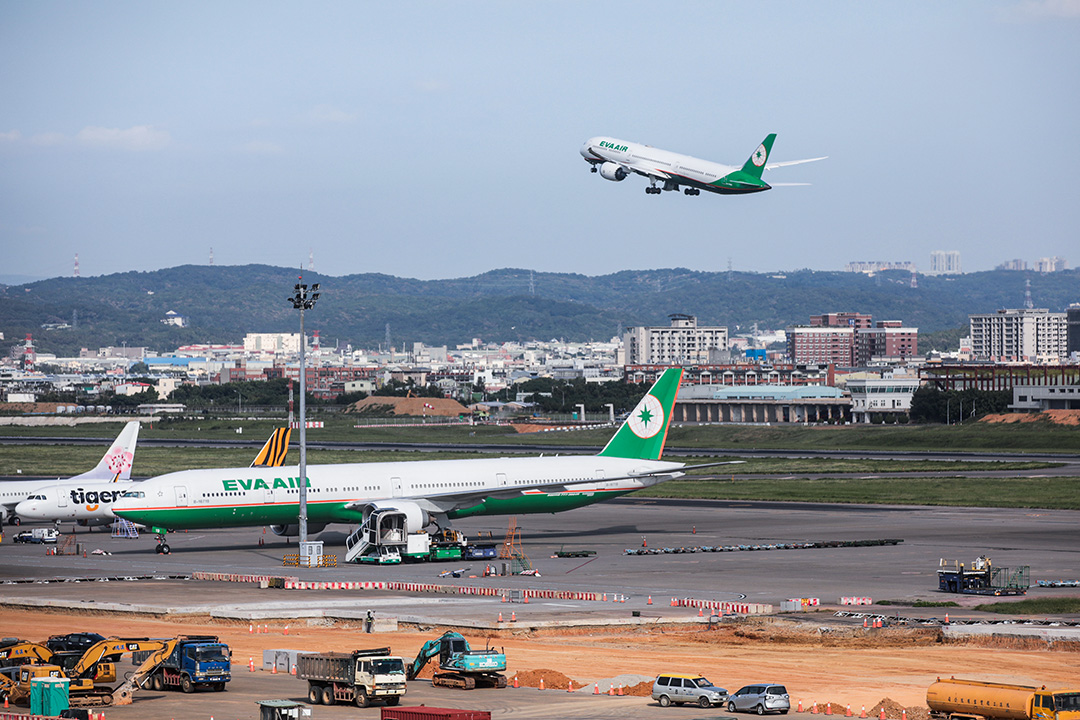 2020年9月23日台灣桃園國際機場,長榮航空公司的飛機在起飛。