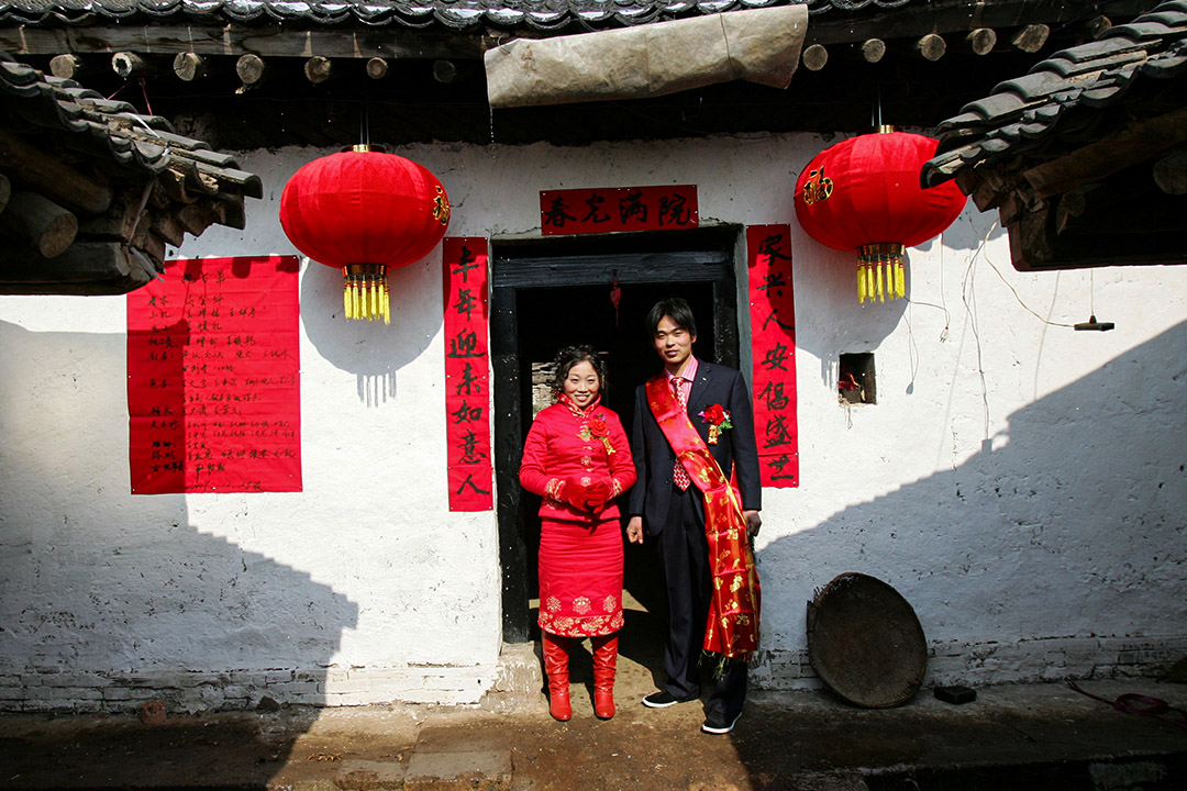 2008年2月2日陝西省西安市郊,中國農村婚禮上新郎和新娘在他們的房子前。