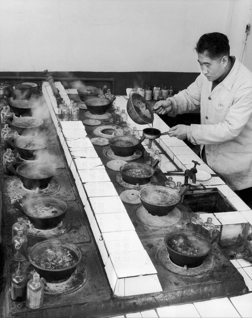 1964年2月3日,中医师配药。