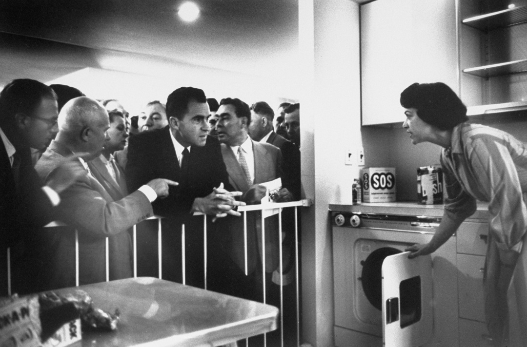1959年,苏联最高领导人赫鲁晓夫与美国副总统尼克逊的“厨房辩论”。