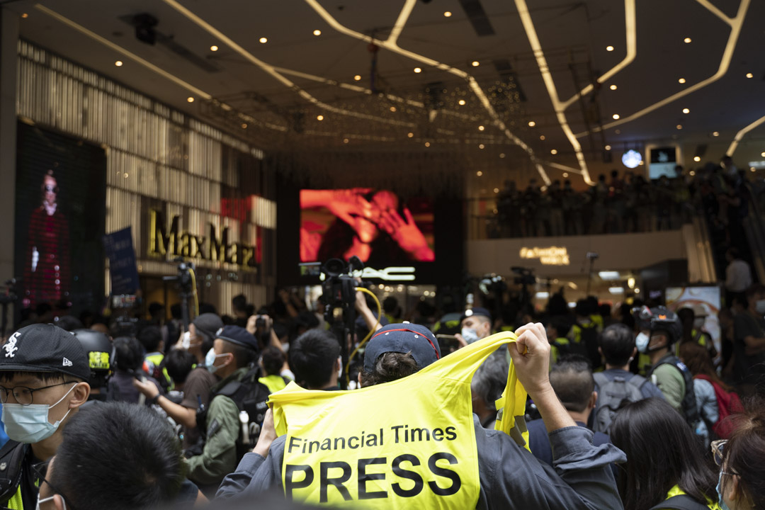 2020年10月1日，一名记者穿上黄背心在铜锣湾现场采访。