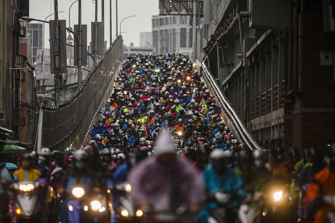 2020年3月12日台北,市民在早上騎機車上班。