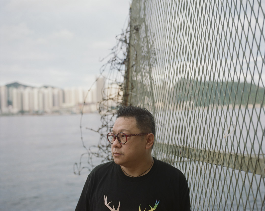 2020年9月,卢思骋从北京回港,经历十四天隔离后,在香港接受访问。图为他在西湾河海旁。