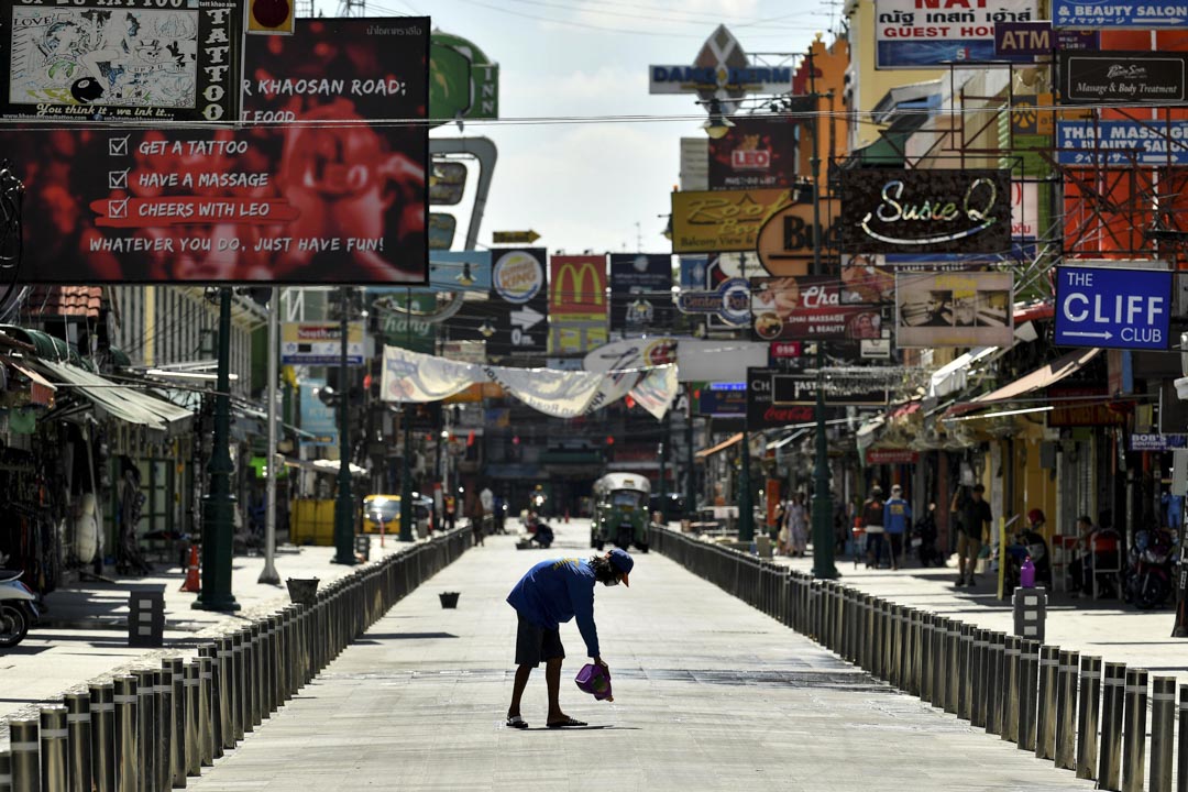 2020年6月21日曼谷,一名工人在KhaoSan Road進行了最後修飾,此區將於2019冠狀病毒限制解除後重新開放。