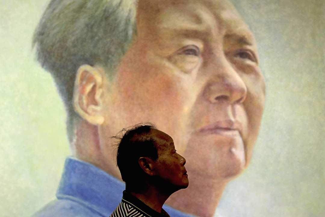 2016年9月9日,毛泽东逝世40周年,一个男人站在已故共产党领导人毛泽东的画像前。