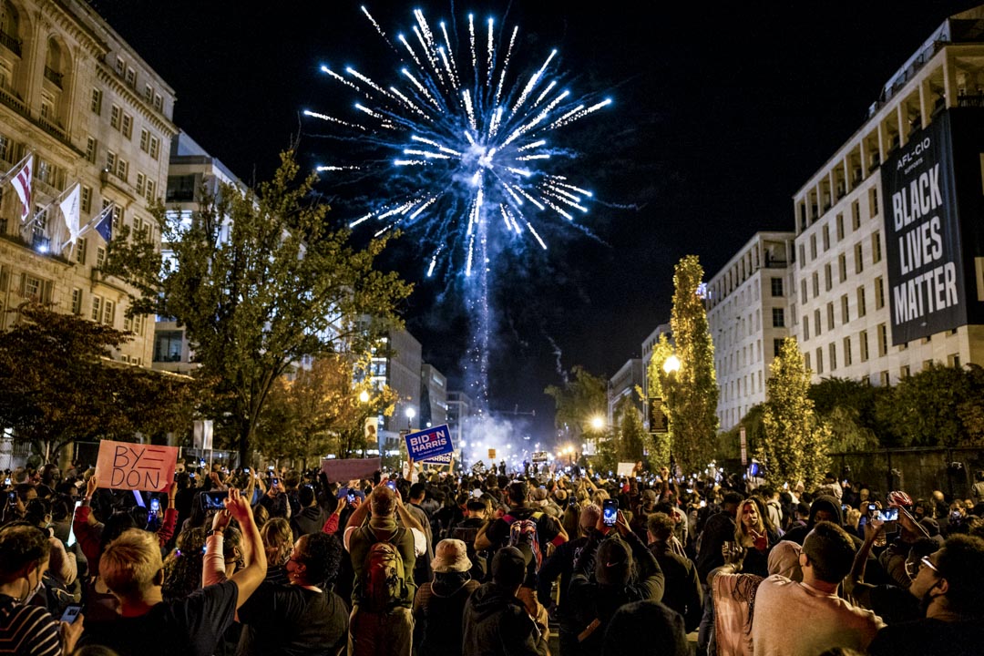 2020年11月7日华盛顿,烟花在白宫附近的广场上方爆发,成千上万群众等待乔·拜登的讲话。