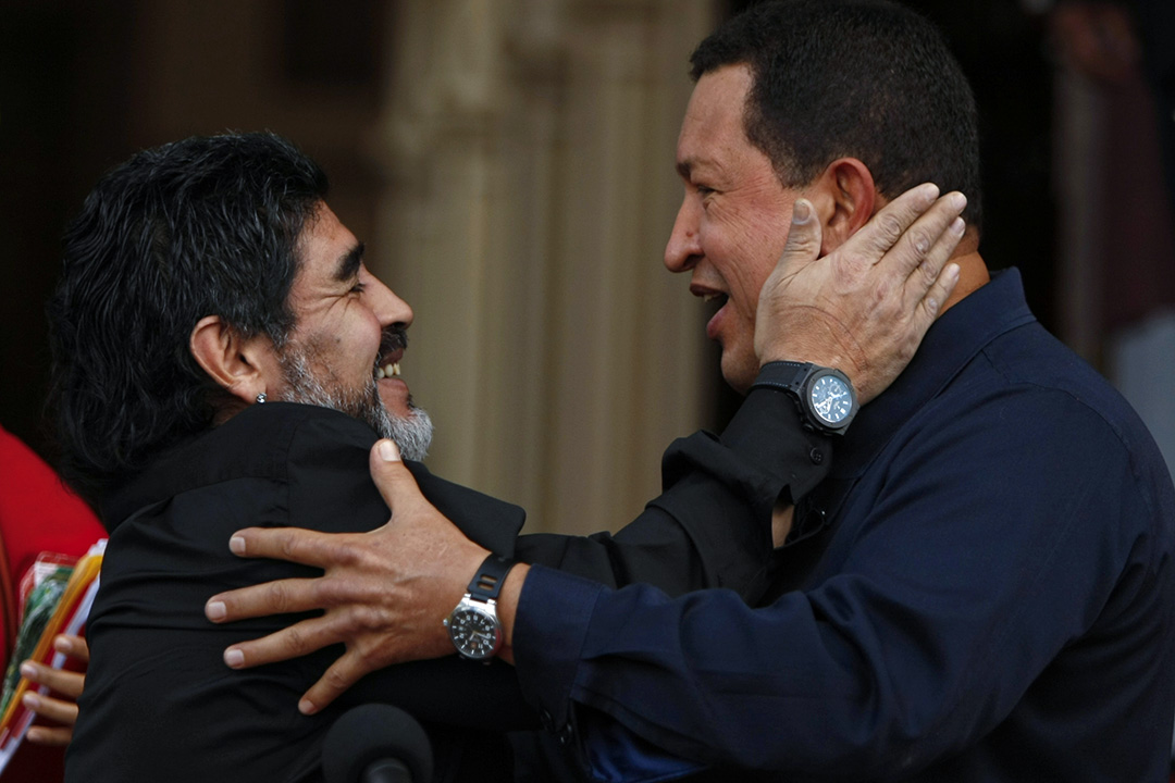 2010年7月22日,阿根廷球星馬勒當拿(Diego Armando Maradona)與委內瑞拉總統雨果·查韋斯(Hugo Chavez)擁抱。