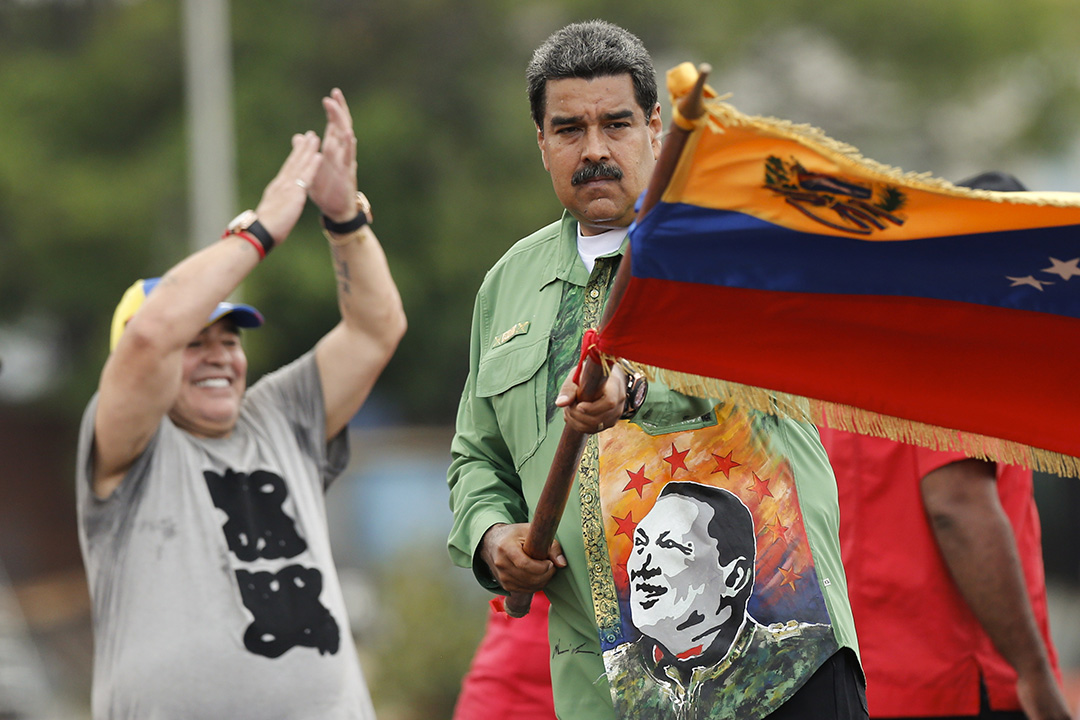 2018年5月17日,委內瑞拉總統尼古拉斯·馬杜羅(Nicolas Maduro)與馬勒當拿同在競選集會中,他揮舞著委內瑞拉國旗。