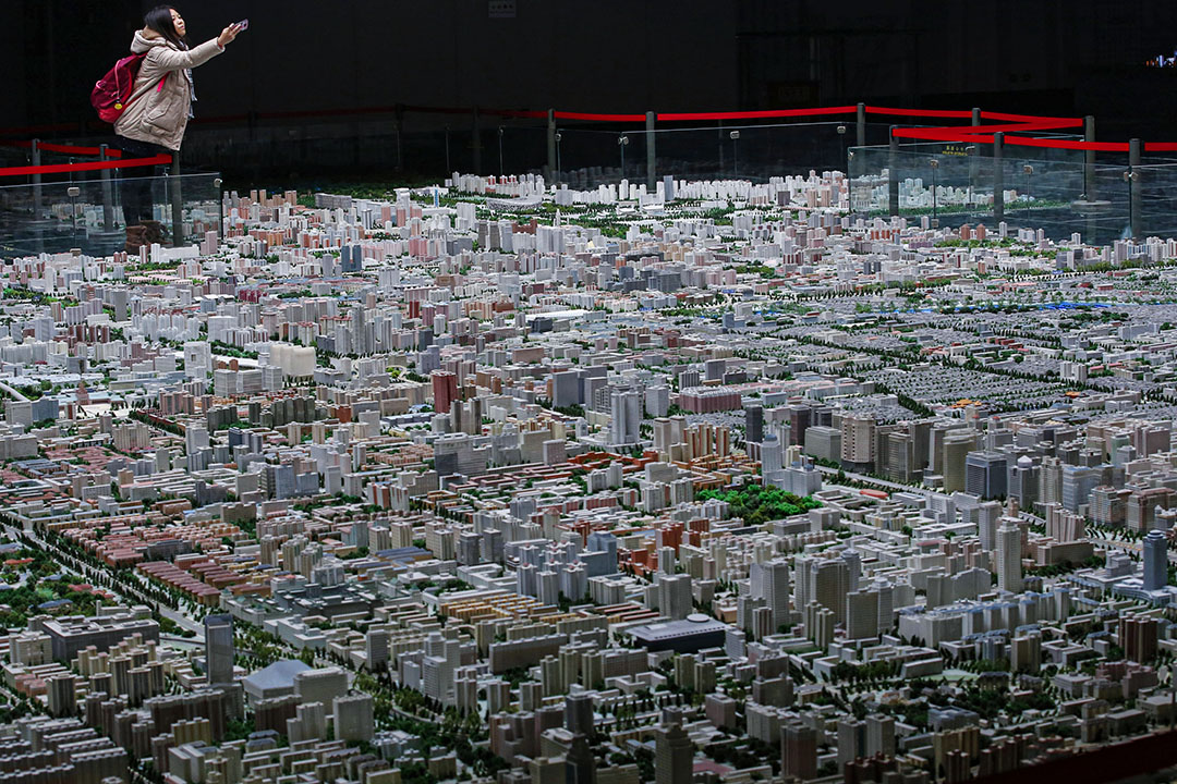 2013年11月5日北京,一位遊客在北京的展覽館中拍攝北京市中心的模型。