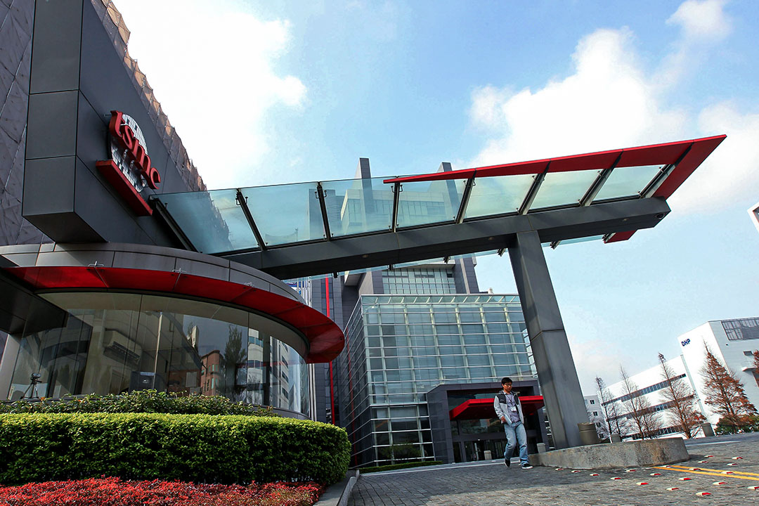 2013年1月16日台湾新竹,一名男子从台湾积体电路制造有限公司(TSMC)总部离开。
