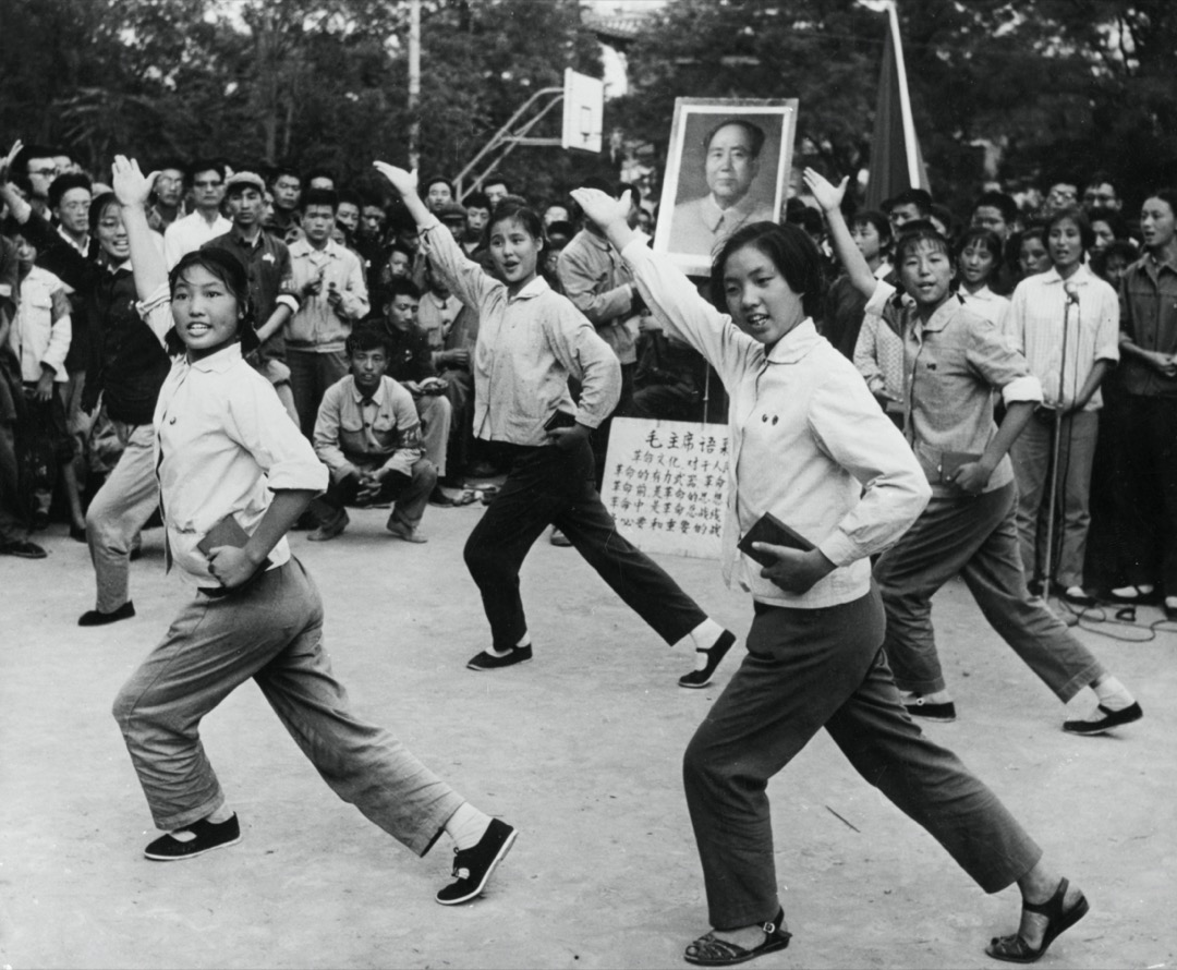 1966年,中國上海的一個學生合唱團為北京大學的師生獻唱革命歌曲。