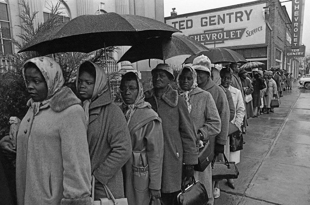 1965年2月17日,美国阿拉巴马州的塞尔玛市,有近1,000名黑人排队等候选民登记。