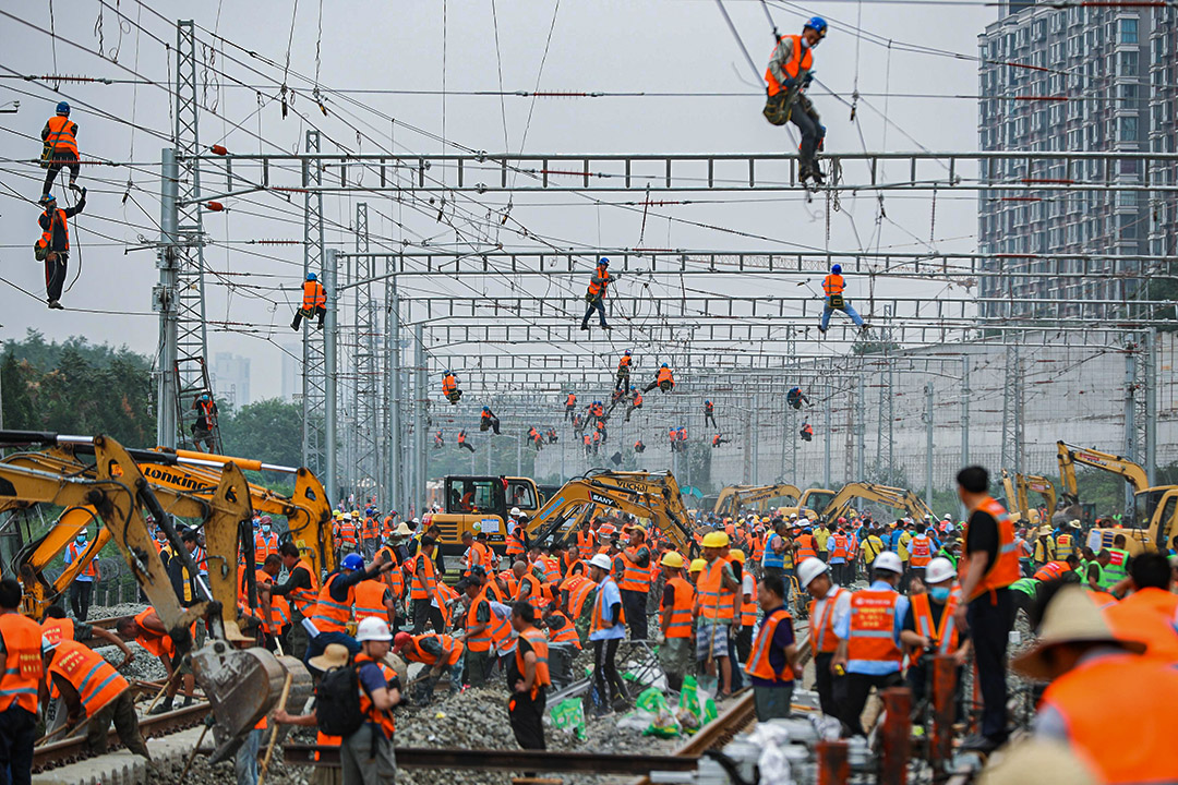 2020年8月30日北京,工人和重型機械在一個火車站的地盤工作。