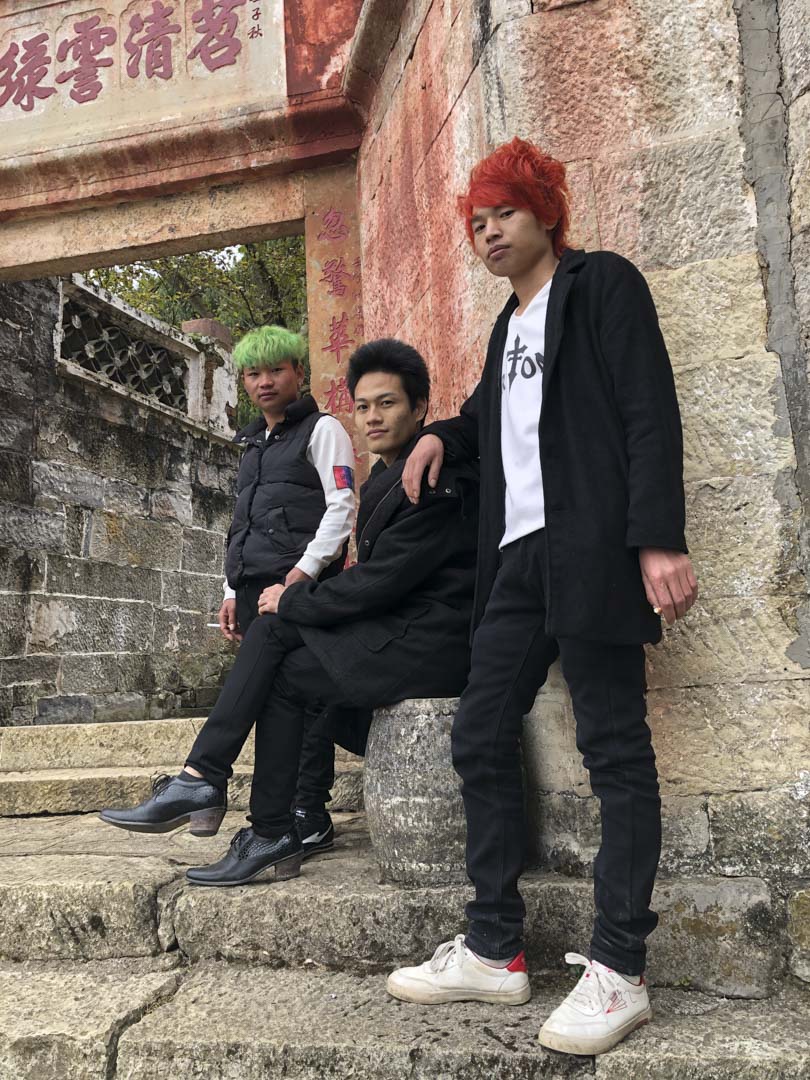頭髮重新染黑的殺馬特教父羅福興和同伴們。