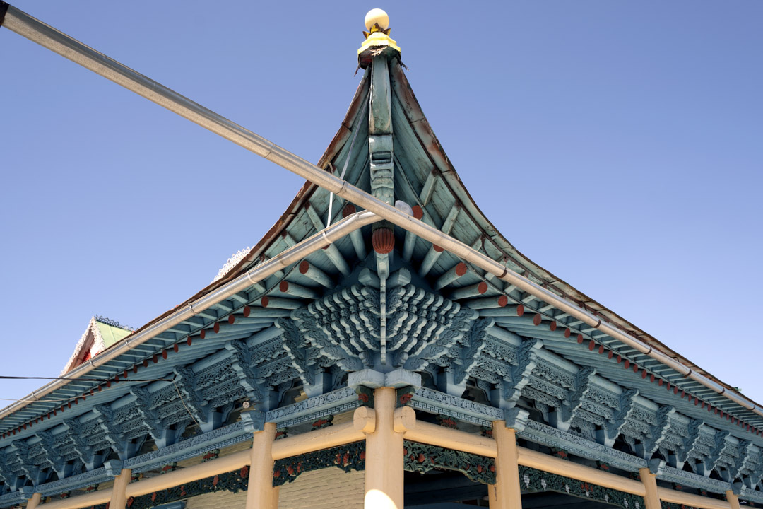 2019年9月14日,吉爾吉斯斯坦,卡拉科爾(Karakol)東干清真寺(Dungan Mosque)的屋頂。這座著名清真寺設計與中國寺廟相似,沒有釘子建造。
