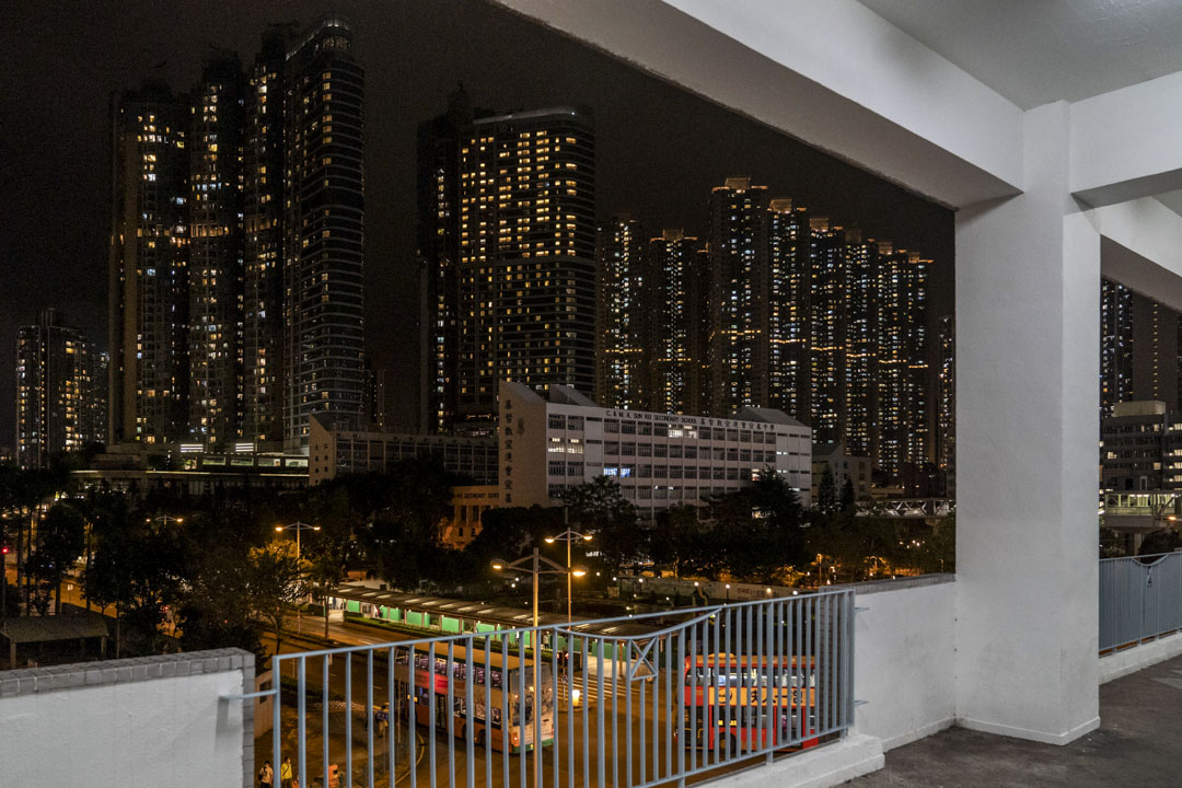 尚德停車場2樓露台。2019年11月3日深夜，周梓樂疑在此處拍攝尚德十字路口的警方防線的照片，並發給朋友。
